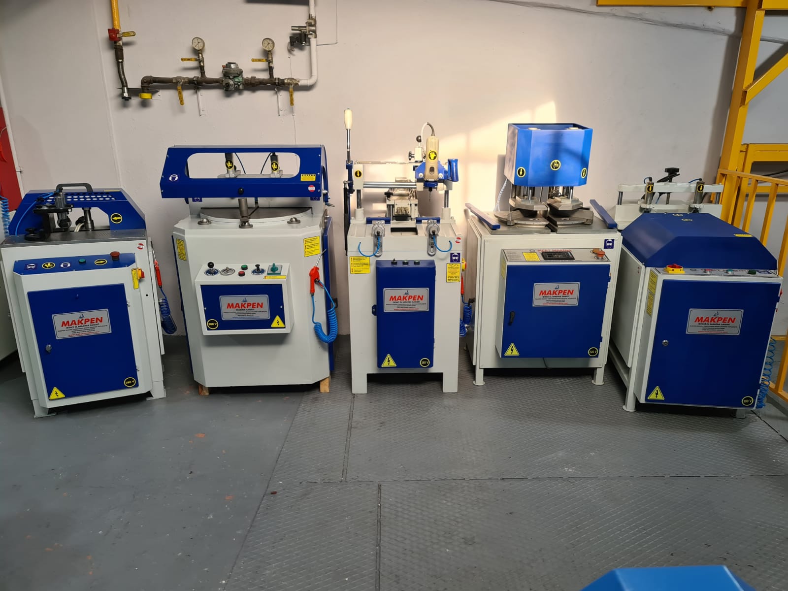 5 SET MACCHINE PER LA LAVORAZIONE DI PVC E ALLUMINIO DA MAKPEN MACHINE